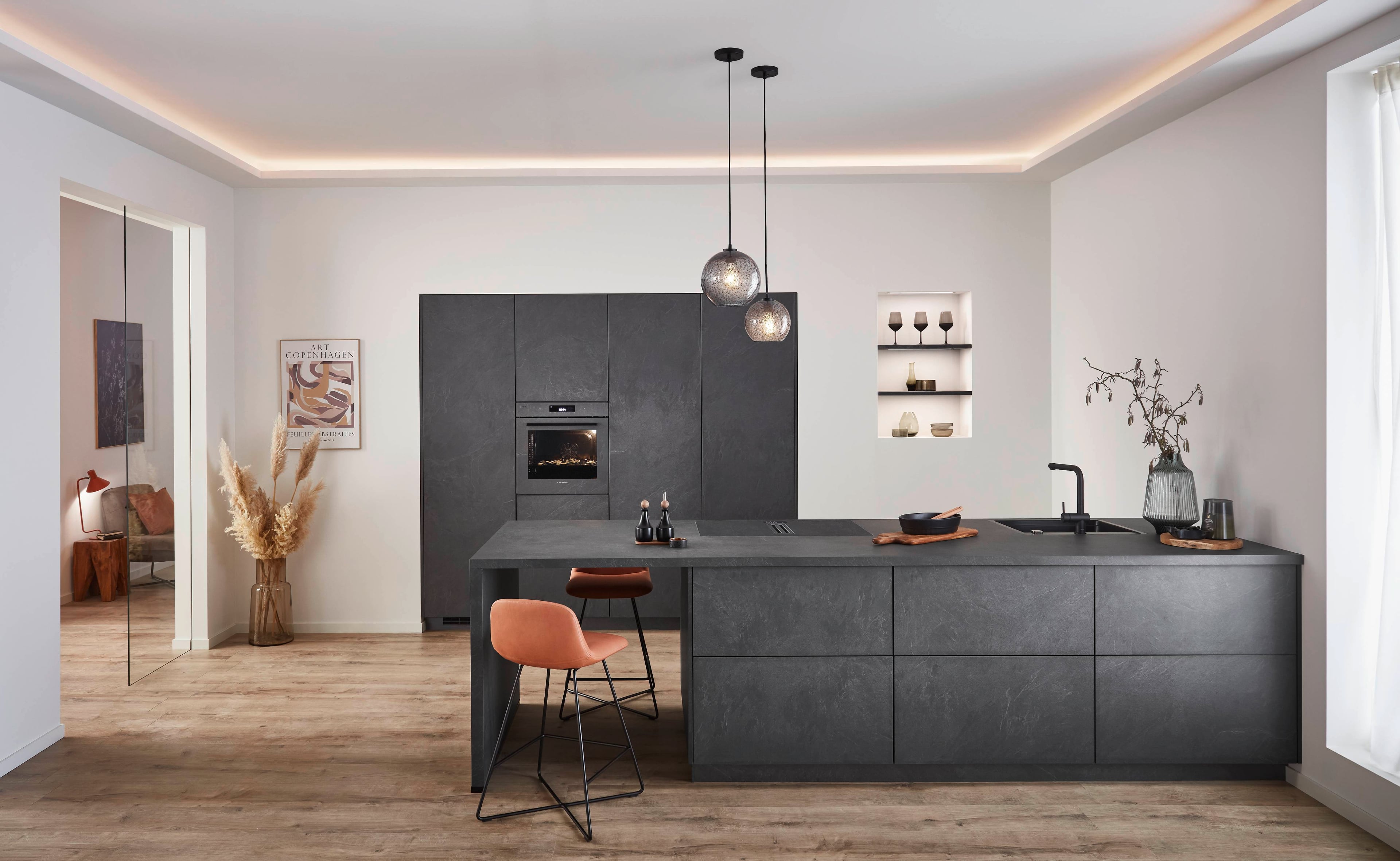 Helle Küche mit Holzinsel