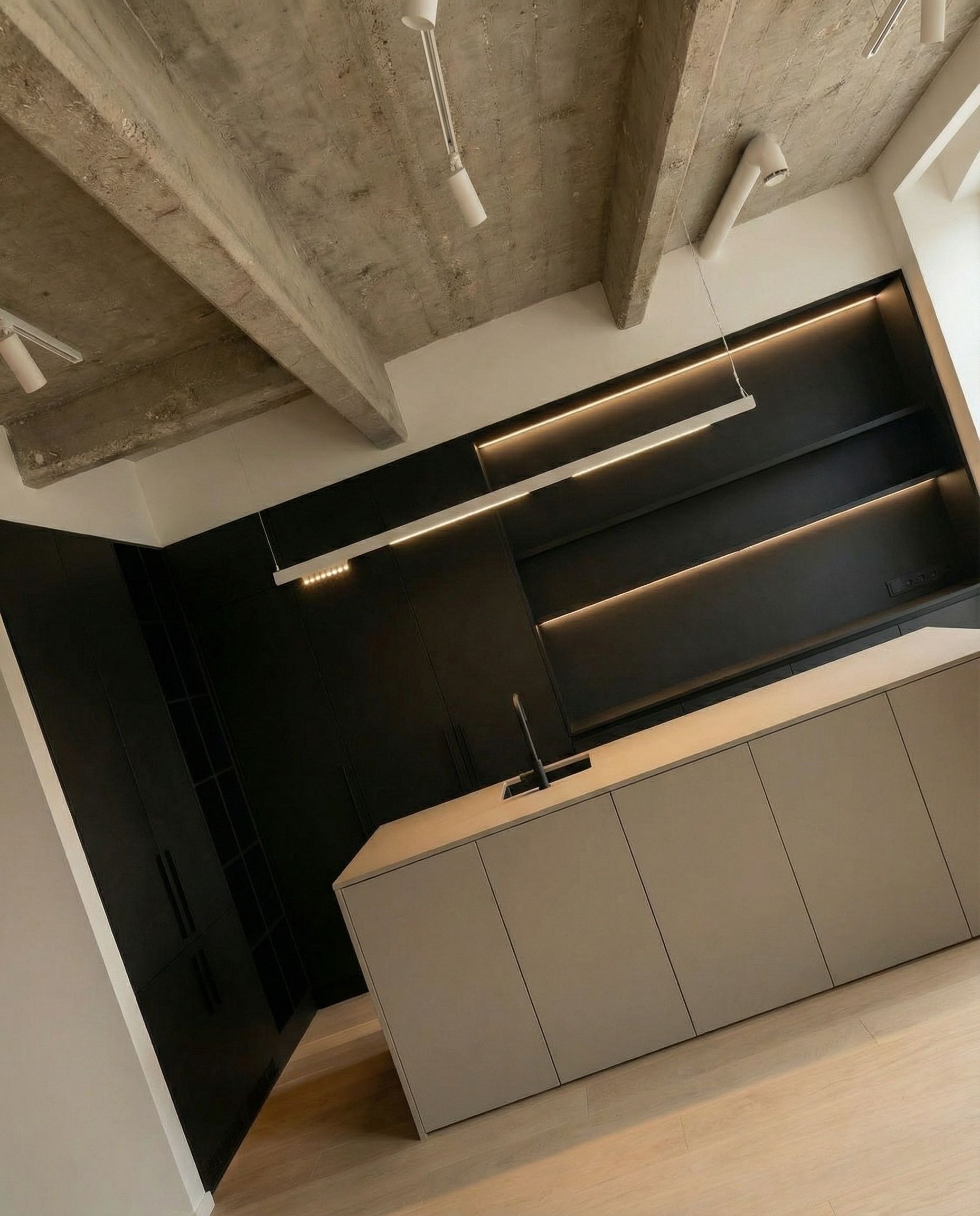 Detailansicht grifflose Fronten, matte schwarze Schränke, beleuchtete Regale