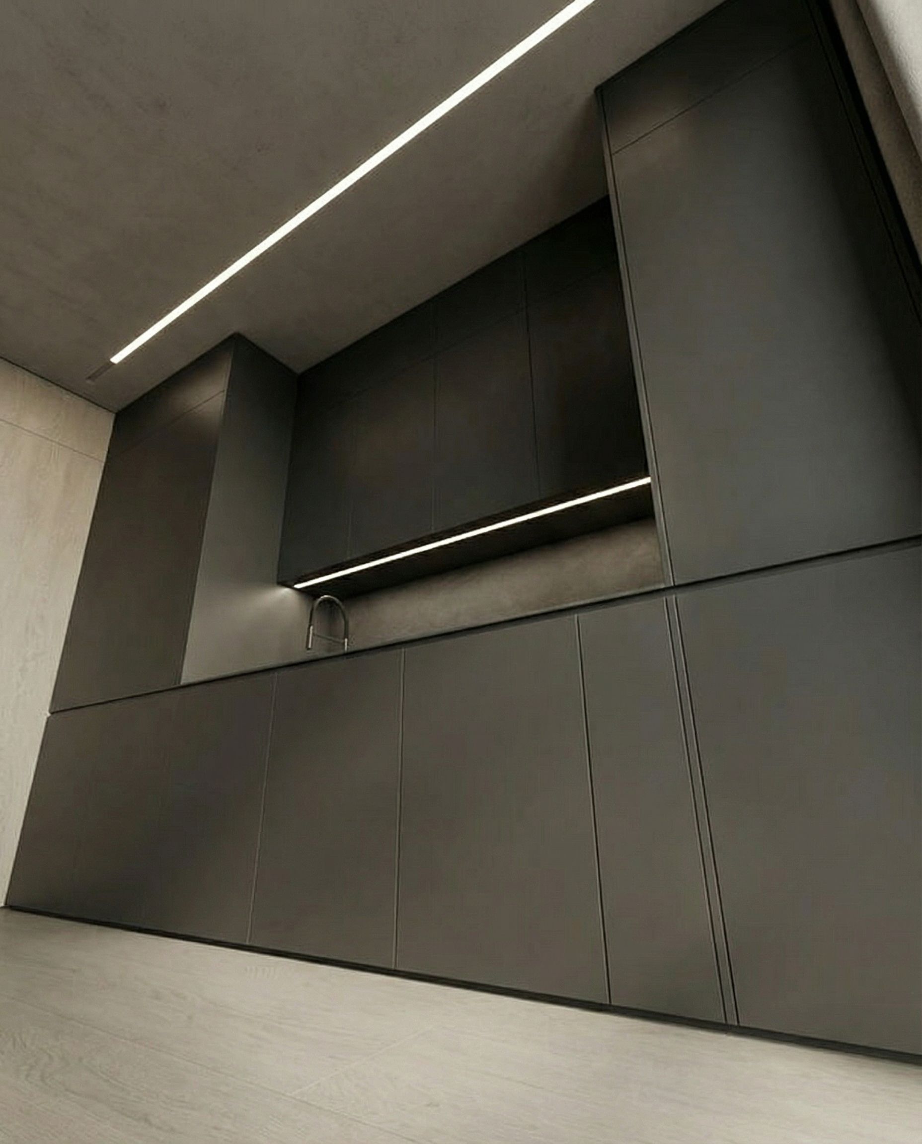 Hohe Schrankelemente und Oberschränke in Matt Anthrazit für maximalen Stauraum.