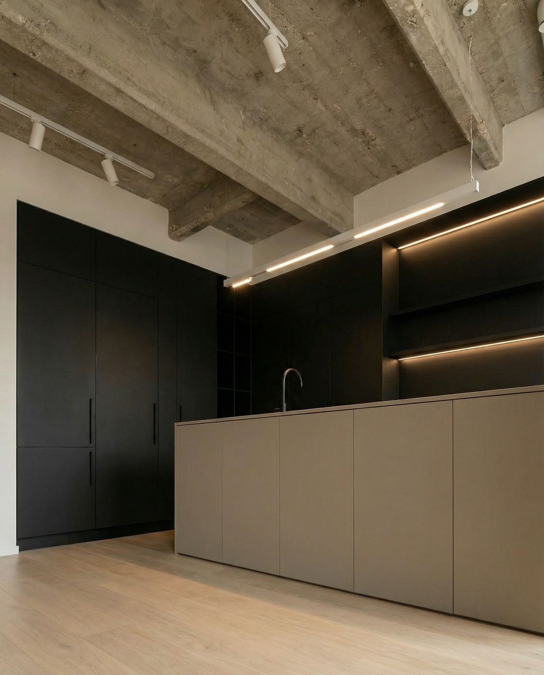 Raumperspektive Küche Schwäbisch Gmünd, hohe schwarze Schränke, Betonbalken